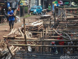 Foto: Begini Penurapan Anak Sungai Ciputat Timur