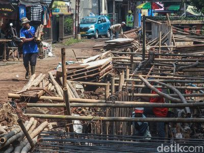 Foto: Begini Penurapan Anak Sungai Ciputat Timur