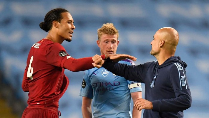 MANCHESTER, ENGLAND - JULY 02: Virgil van Dijk of Liverpool interacts with Kevin De Bruyne and Pep Guardiola, Manager of Manchester City after the Premier League match between Manchester City and Liverpool FC at Etihad Stadium on July 02, 2020 in Manchester, England. Football Stadiums around Europe remain empty due to the Coronavirus Pandemic as Government social distancing laws prohibit fans inside venues resulting in all fixtures being played behind closed doors. (Photo by Peter Powell/Pool via Getty Images)
