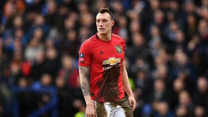 BIRKENHEAD, ENGLAND - JANUARY 26: Phil Jones of Manchester United covered in mud during the FA Cup Fourth Round match between Tranmere Rovers and Manchester United at Prenton Park on January 26, 2020 in Birkenhead, England. (Photo by Gareth Copley/Getty Images)