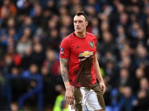 Phil Jones Dibanderol Rp 380 M, Siapa Mau? Phil Jones Dibanderol Rp 380 M, Siapa Mau?