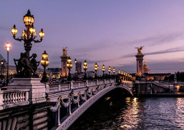 Pont Alexandre III/pinterest.com/kristasimon Jembatan yang menghubungkan kedua sisi Seine dan tempat-tempat populer di Paris.