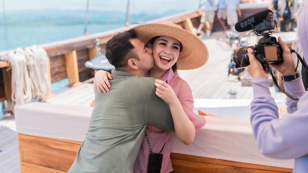 7 Gaya Mesra Nagita Slavina-Raffi Ahmad Liburan Anniversary ke Labuan Bajo