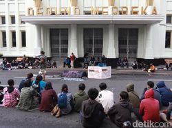 Tolak Omnibus Law, Ratusan Mahasiswa Demo di Gedung Merdeka Bandung