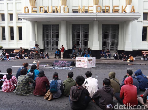 Ratusan mahasiswa di Bandung kembali turun ke jalan menolak Omnibus Law