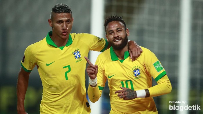 LIMA, PERU - OCTOBER 13: Neymar Jr. of Brazil celebrates the first goal of his team with Richarlison during a match between Peru and Brazil as part of South American Qualifiers for Qatar 2022 at Estadio Nacional de Lima on October 13, 2020 in Lima, Peru. (Photo by Daniel Apuy/Getty Images)