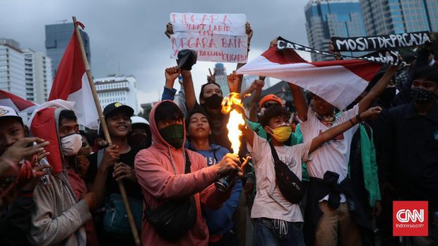 Kericuhan yang sempat terjadi di kawasan Tugu Tani, Jakarta Pusat, oleh massa tak dikenal usai demo tolak Omnibus Law Cipta Kerja, Selasa, 20 Oktober 2020. CNN Indonesia/ Bisma Septalisma