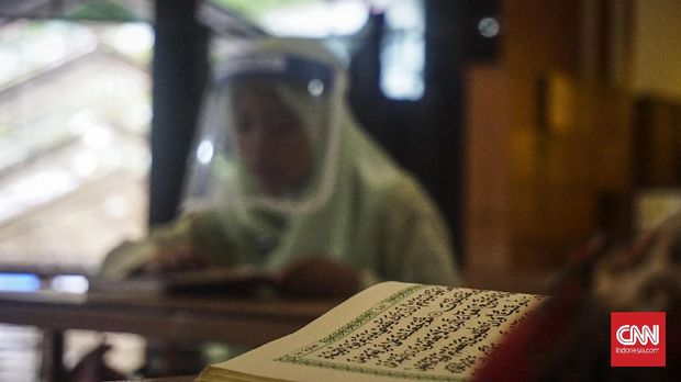 Setelah 6 bulan tutup sejak bulan Maret 2020 karena wabah covid-19, Taman Pendidikan Al-Quran (TPQ) At-Taqwa mencoba dibuka lagi pada Senin (19/10) atas keinginan warga yang melihat anaknya jenuh tiap sore usai jam sekolah daring hanya bermain gadget. Sebagai langkah hati-hati, TPQ At-Taqwa memberlakukan protokol kesehatan 3M yakni wajib mengenakan masker, mencuci tangan dan menjaga jarak. CNN Indonesia/ Damar
