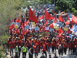 Setahun Jokowi, Ribuan Buruh Tutup Jalan Cileunyi - Bandung