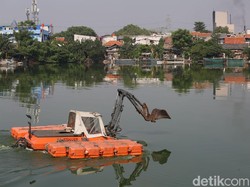 Hadapi Musim Hujan, Pemprov DKI Lakukan Pengerukan Waduk di Jakarta