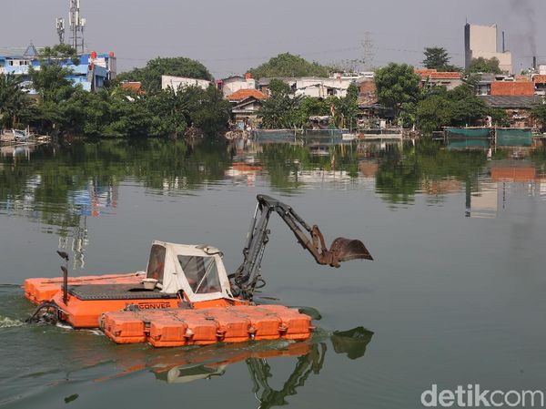 Antisipasi Banjir Situ Rawa Badung Dibersihkan
