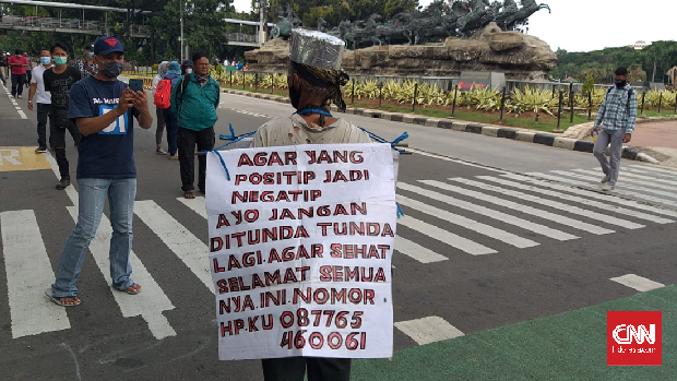 Suwono Keman (65) ikut terlibat dalam aksi satu tahun pemerintahan Jokowi-Ma'ruf di kawasan Jakarta Pusat, Selasa (20/10).