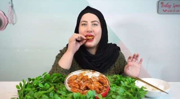food vlogger