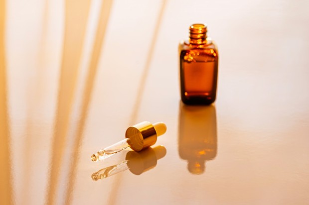 moisturizer saja mungkin tak cukup, tambahan serum akan membantu menjaga kelembapan kulit