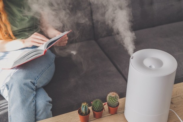 untuk menjaga kelembapan kulit, pasang humidifier di ruangan