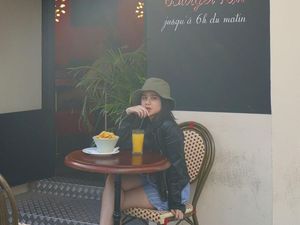 Gaya Keren Tissa Biani saat Nongkrong di Kafe dan Belajar Masak