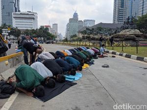 Massa Aksi Sholat Dhuzur Bersama di Depan Patung Kuda