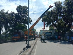 Truk Kontainer Melintang di Jalan Yos Sudarso Medan, Lalin Macet