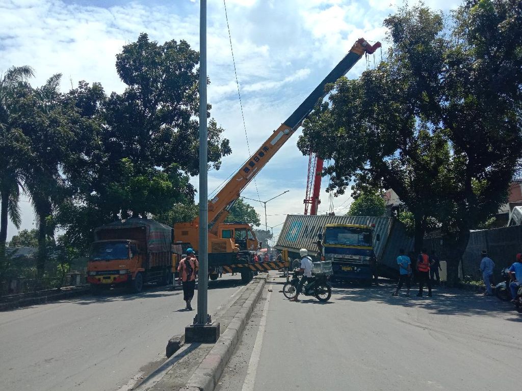 Truk Kontainer Melintang di Jalan Yos Sudarso Medan, Lalin Macet Truk Kontainer Melintang di Jalan Yos Sudarso Medan, Lalin Macet