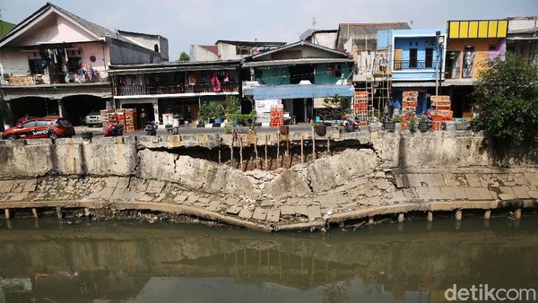 Turap Kali Sunter Longsor