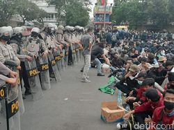 Buruh dan Mahasiswa di Malang Bersatu Tuntut Diterbitkan Perppu