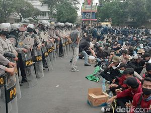 Buruh dan Mahasiswa di Malang Bersatu Tuntut Diterbitkan Perppu