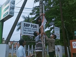 Viral Tukang Becak Copot Bendera Merah Putih Lusuh Lalu Kibarkan yang Baru