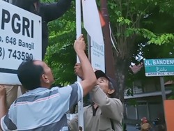 Tukang Becak Patriot, Patungan Ganti Merah Putih Lusuh-Koyak dengan yang Baru