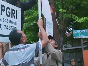Tukang Becak Patriot, Patungan Ganti Merah Putih Lusuh-Koyak dengan yang Baru Tukang Becak Patriot, Patungan Ganti Merah Putih Lusuh-Koyak dengan yang Baru