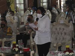 Risma Minta Warga Jaga Kampung dan Anak saat Demo Omnibus Law