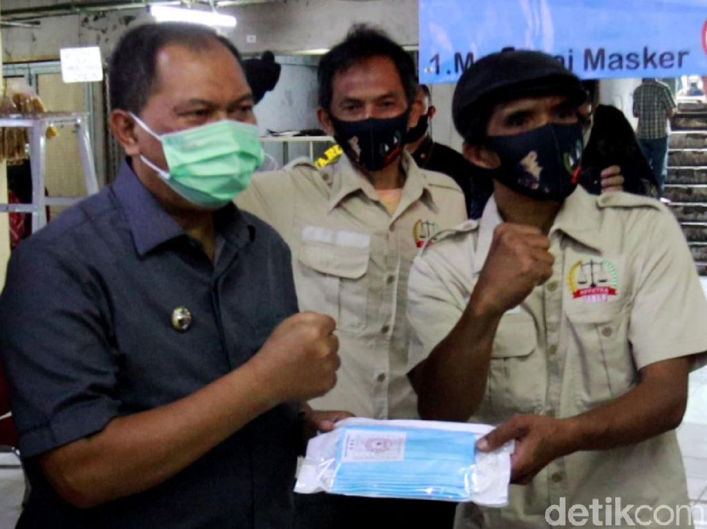Walkot Bandung Sosialisasi Protokol Kesehatan di Pasar Tradisional Walkot Bandung Sosialisasi Protokol Kesehatan di Pasar Tradisional