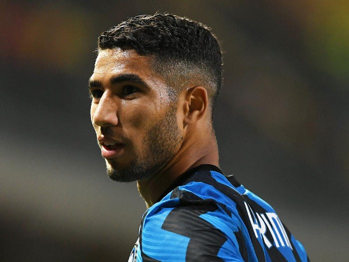 BENEVENTO, ITALY - SEPTEMBER 30: Achraf Hakimi of FC Internazionale during the Serie A match between Benevento Calcio and FC Internazionale at Stadio Ciro Vigorito on September 30, 2020 in Benevento, Italy. (Photo by Francesco Pecoraro/Getty Images)