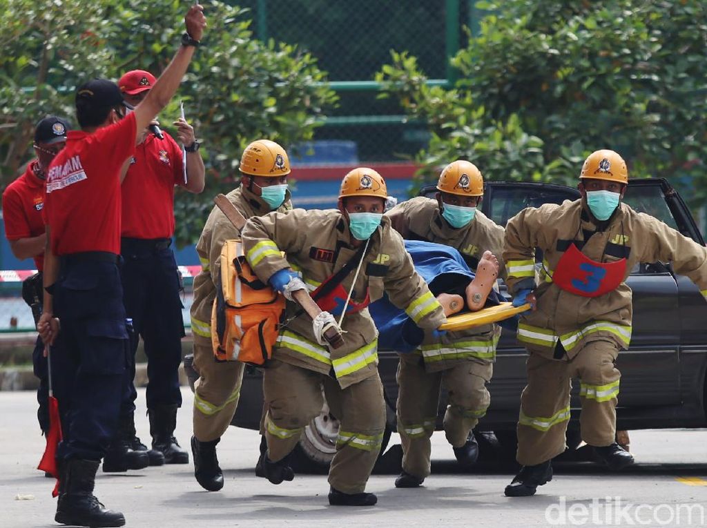 Foto Adu Tangkas Anggota Pemadam Kebakaran Foto Adu Tangkas Anggota Pemadam Kebakaran