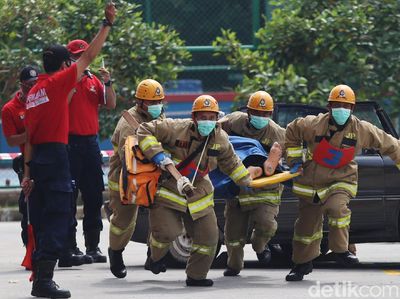 Foto Adu Tangkas Anggota Pemadam Kebakaran