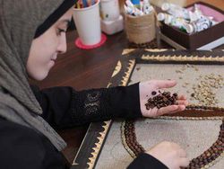 Hijabers Arab Cetak Rekor Dunia, Bikin Lukisan Raja Saudi Pakai Kopi 4,5 Kg