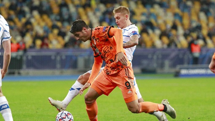 Juventus Alvaro Morata. left, challenges for the ball with Dynamo Kyivs Vitaliy Buyalskyi during the Champions League, group G, soccer match between Dynamo Kyiv and Juventus at the Olimpiyskiy Stadium in Kyiv, Ukraine, Tuesday, Oct. 20, 2020. (Valentyn Ogirenko/Pool via AP)