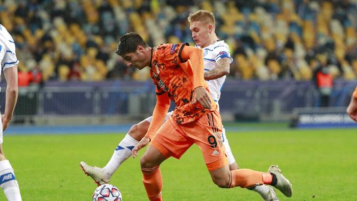Alvaro Morata Juventus Alvaro Morata. left, challenges for the ball with Dynamo Kyivs Vitaliy Buyalskyi during the Champions League, group G, soccer match between Dynamo Kyiv and Juventus at the Olimpiyskiy Stadium in Kyiv, Ukraine, Tuesday, Oct. 20, 2020. (Valentyn Ogirenko/Pool via AP)