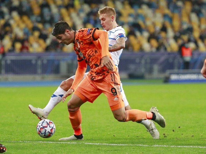 Juventus Alvaro Morata. left, challenges for the ball with Dynamo Kyivs Vitaliy Buyalskyi during the Champions League, group G, soccer match between Dynamo Kyiv and Juventus at the Olimpiyskiy Stadium in Kyiv, Ukraine, Tuesday, Oct. 20, 2020. (Valentyn Ogirenko/Pool via AP)