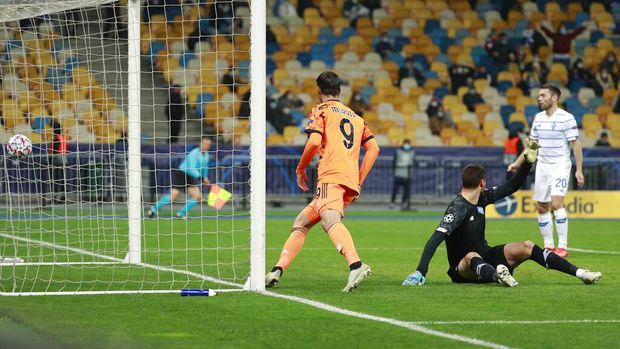 Álvaro Morata of Juventus scores his team's first goal during the Champions League, Group G soccer match between Dynamo Kyiv and Juventus at Olimpiyskiy Stadium in Kiev, Ukraine, Tuesday, October 20, 2020 ( Valentyn Ogirenko / Pool via AP).