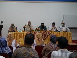 UMKM Digempur Pandemi, Andre Serahkan Bantuan Dana di Padang