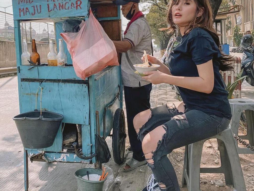 Hobi Mukbang, Angela Lee Mampu Habiskan Seafood hingga Bakso Rusuk Jumbo Hobi Mukbang, Angela Lee Mampu Habiskan Seafood hingga Bakso Rusuk Jumbo