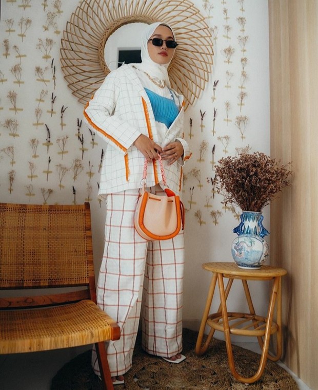 Artsy Style/instagram.com/anaoctarina/ Tips Fashion dengan Pashmina Putih