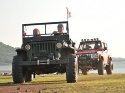 Asyiknya Wisata dengan Mobil Offroad di Sulsel