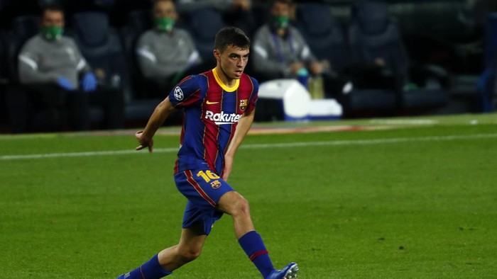 Barcelonas Pedri controls the ball during the Champions League group G soccer match between FC Barcelona and Ferencvaros at the Camp Nou stadium in Barcelona, Spain, Tuesday, Oct. 20, 2020. (AP Photo/Joan Monfort)
