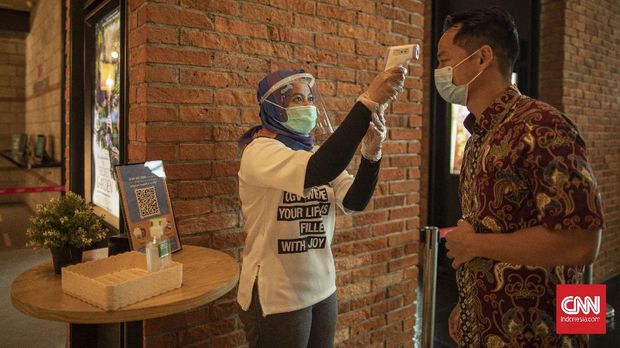 Aktivitas di bioskop CGV Grand Indonesia, Jakarta, Rabu, 21 Oktober 2020. Sejumlah bioskop di Ibu Kota kembali beroperasi hari ini setelah mendapatkan izin dari Pemprov DKI Jakarta dengan jumlah penonton dibatasi maksimal 25 persen dari total kapasitas dan menerapkan protokol kesehatan ketat. CNN Indonesia/Bisma Septalisma