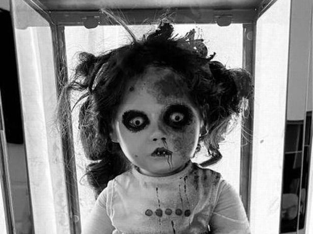 Boneka Menyeramkan Ini Dirasuki Setan, Bisa Menangis Betulan