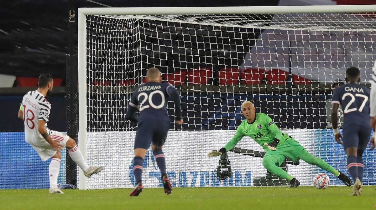Bruno Fernandes mencetak gol dari tendangan penalti ke gawang Paris Saint-Germain. (Foto: AP/Michel Euler)