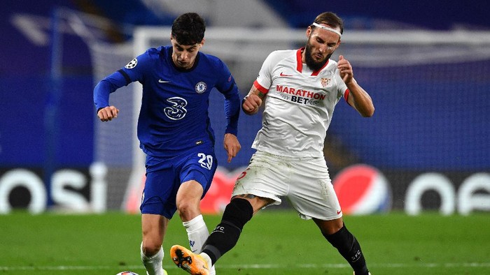 LONDON, ENGLAND - OCTOBER 20: Kai Havertz of Chelsea is challenged by Nemanja Gudelj of FC Sevilla during the UEFA Champions League Group E stage match between Chelsea FC and FC Sevilla at Stamford Bridge on October 20, 2020 in London, England. Sporting stadiums around the UK remain under strict restrictions due to the Coronavirus Pandemic as Government social distancing laws prohibit fans inside venues resulting in games being played behind closed doors. (Photo by Glyn Kirk - Pool/Getty Images)