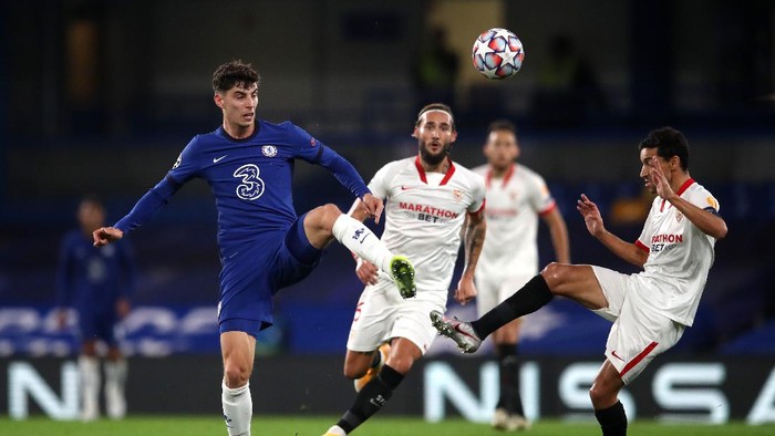 LONDON, ENGLAND - OCTOBER 20: Kai Havertz of Chelsea is challenged by Jesus Navas of FC Sevilla during the UEFA Champions League Group E stage match between Chelsea FC and FC Sevilla at Stamford Bridge on October 20, 2020 in London, England. Sporting stadiums around the UK remain under strict restrictions due to the Coronavirus Pandemic as Government social distancing laws prohibit fans inside venues resulting in games being played behind closed doors. (Photo by Adam Davy - Pool/Getty Images)
