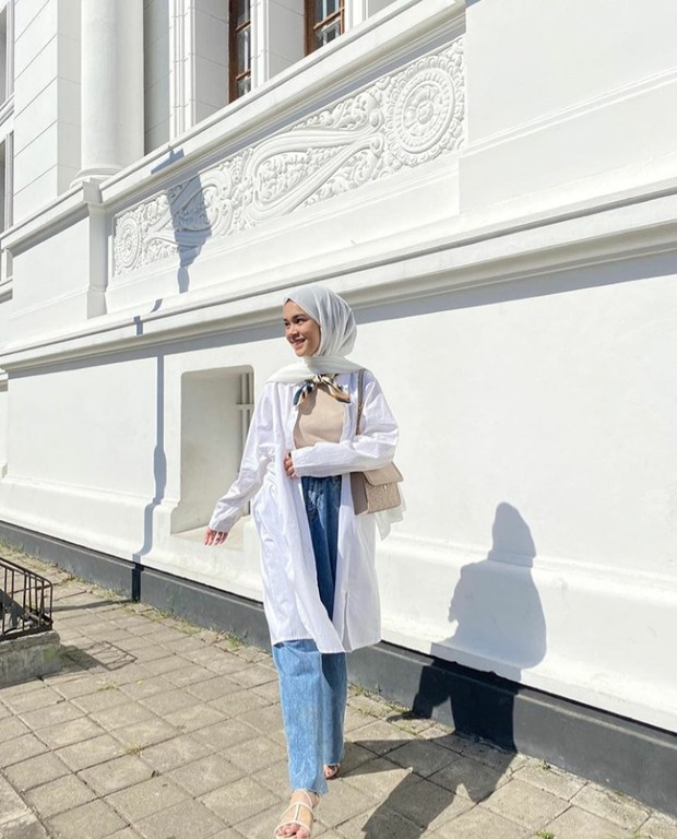 Tips Pakai Pashmina Warna Putih Agar Tampil Modis Dan Anti Kucel @ 85 rb, min 3 @ 80 rb, min 12 @ 75 rb. tips pakai pashmina warna putih agar